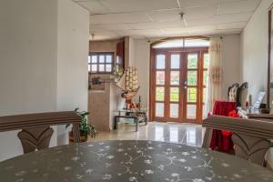 哥伦比亚港Donde Mire的有桌子和窗户的餐厅