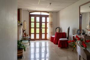 哥伦比亚港Donde Mire的客厅配有红色的桌子和椅子