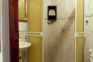 哥伦比亚港Donde Mire的浴室配有淋浴、洗手池和马桶