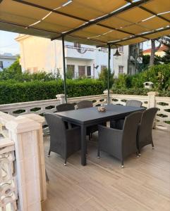 En terrasse eller udendørsområde på villa aglaia30