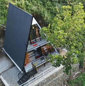 Een bovenaanzicht van een huis met een balkon. bij Vagamon misty Hills Resort in Vagamon