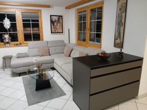 een woonkamer met een bank en een tafel bij Ferienwohnung Paradiso 1 in Grächen +1 foto