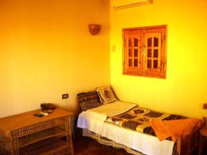 Un pat sau paturi într-o cameră la Sandrose Baharia Hotel