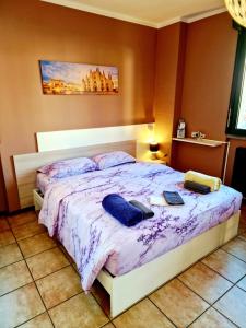 una camera da letto con un letto con cuscini blu di BERNINA STATION CENTRE APARTMENT 1 - 30 seconds walk from bernina station a Tirano