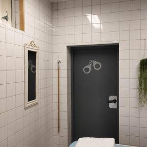 een badkamer met een douche en een fiets aan de deur bij Voormalige Gevangenis Cel bij B&B Gezond aan Zee - Toegang Wellnesstuin meerprijs in Ouddorp