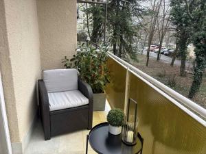 een balkon met een stoel en een tafel bij Bella Apartman in Békéscsaba