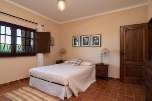 een slaapkamer met een bed en een raam bij Hopstays - Palmela Quinta das Oliveiras in Palmela +51 foto's