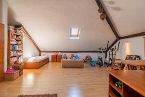 Camera mansardata con letto e libreria. di Casa com Piscina Privada em Palmela - Jardim & Estacionamento a Palmela