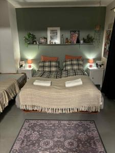 En eller flere senge i et værelse på Peaceful farmroom with free sauna, wifi, parking and northern light