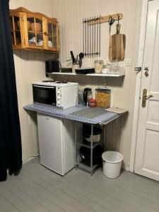 Køkken eller tekøkken på Peaceful farmroom with free sauna, wifi, parking and northern light