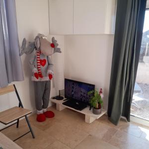 een kamer met een knuffeldier naast een televisie bij La Forge in Aubagne