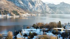 een eiland in het midden van een groot waterlichaam bij Seeloft in Gmunden