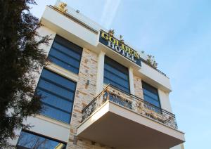 un edificio con un cartello che legge l'hotel di Golden Hotel a Pristina