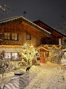 een huis met kerstverlichting ervoor bij Haus Kilian in Berchtesgaden
