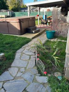 un cortile con vasca idromassaggio e patio di Cozy East County Jewel a Portland Altre 2 foto
