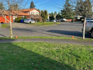 una strada con parchimetro sul lato della strada di Cozy East County Jewel a Portland