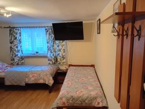 Giường trong phòng chung tại Apartament między Strumykami