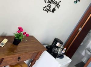 a wooden table with flowers on top of a room at Recanto do Leste in Angra dos Reis
