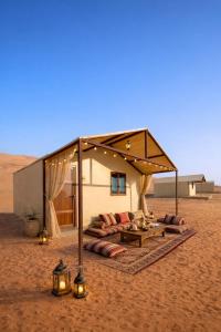 a tent in the middle of the desert at Remal Camp in Al Raka