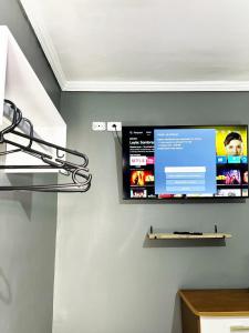 a flat screen tv hanging on a wall at Hostel Anprado #5 Kit café incluso, Próx-Aeroporto de Guarulhos in Guarulhos