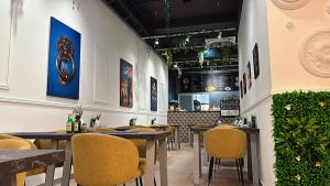 a restaurant with tables and chairs and a bar at The Central guesthouse in Tal-Pietà