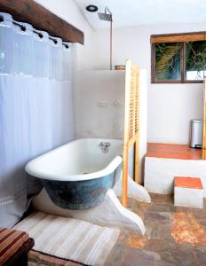 een badkuip in een badkamer met een raam bij Yolitia Wellness in Malinalco +68 foto's