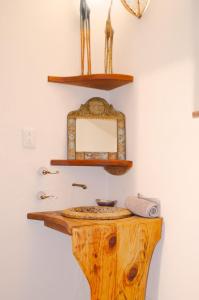 een badkamer met een houten wastafel en een spiegel bij Yolitia Wellness in Malinalco