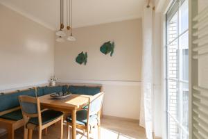 a dining room with a table and chairs at Haus Strandkrabbe, Seehund in Döse