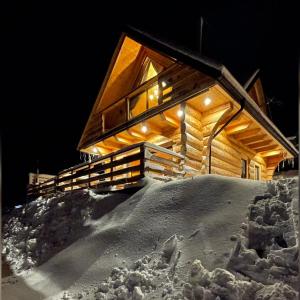 Domek drewniany w górach Jacuzzi & Balia - Osada Chełm v zimě