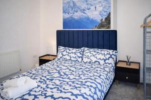 En eller flere senge i et værelse på 3-Bedroom House Close to City Centre and M5 with Garden and Parking