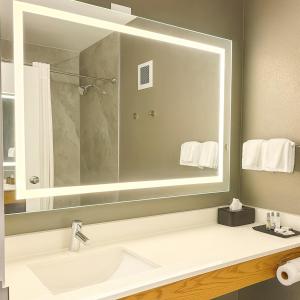 een badkamer met een wastafel en een grote spiegel bij Silver Beach Hotel in Saint Joseph +35 foto's