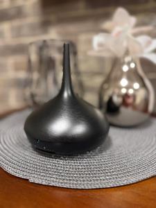 een zwart object bovenop een tafel bij VOK Luxury Home I City Loft in Arad