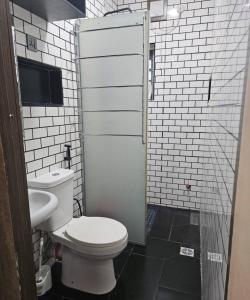 un bagno con un water e un lavandino di Smartcribs 1 Bedroom Solar Powered Apartment, GRA a Port Harcourt