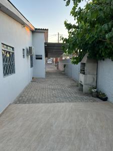 an empty parking lot next to a white building at Canto do viajante in São Gabriel