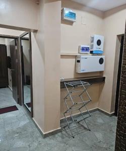 una cucina con bancone, forno a microonde e sgabello di Smartcribs 1 Bedroom Solar Powered Apartment, GRA a Port Harcourt