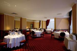 A restaurant or other place to eat at Anemon Grand Manisa Otel