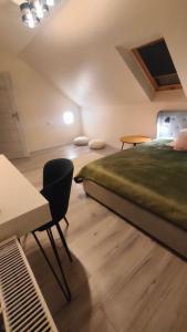 Postel nebo postele na pokoji v ubytování Chwilo Trwaj dom z jacuzzi, sauną i kominkiem z widokiem na góry Korbielów Pilsko + 44 fotografií