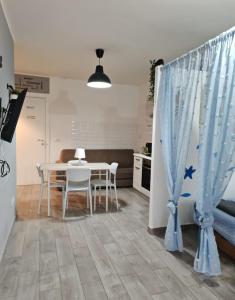 een keuken en eetkamer met een tafel en stoelen bij Casa Charlotte in Pizzo