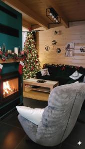 Posezení v ubytování Chwilo Trwaj dom z jacuzzi, sauną i kominkiem z widokiem na góry Korbielów Pilsko