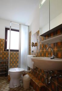 a bathroom with a toilet and a sink at Haus Seehund, Whg 13 in Cuxhaven +10 photos