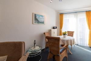 a living room with a table and chairs at Haus Elbe 1, Whg 11 in Duhnen