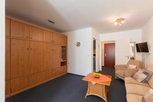 a living room with a couch and a table at Haus Elbe 1, Whg 11 in Duhnen
