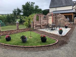 a garden with three potted plants in the grass at Ferienwohnung Braun in Longkamp
