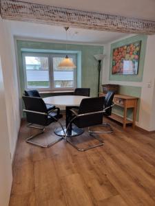 a dining room with a table and chairs at Ferienwohnung Braun in Longkamp