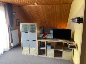 a room with a desk with a computer on it at Apartment An der Büdnerei in Graal-Müritz