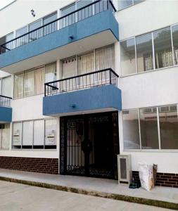 een gebouw met een blauw en wit bij Mavile ViSa in La Tebaida