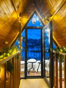 een kamer met een balkon met een tafel en uitzicht bij Mountain Shadow Cottage in Racha in Ghebi +52 foto's