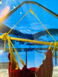 Een hangmat in een skilift met uitzicht op de bergen. bij Mountain Shadow Cottage in Racha in Ghebi