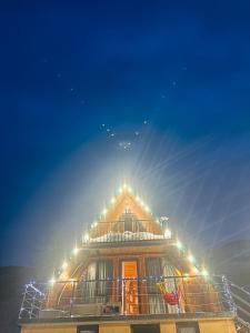 een gebouw met 's nachts verlichting erop bij Mountain Shadow Cottage in Racha in Ghebi