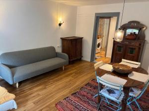 a living room with a couch and a table at Ferienwohnungen im Gästehaus der Villa Wilisch in Amtsberg +28 photos